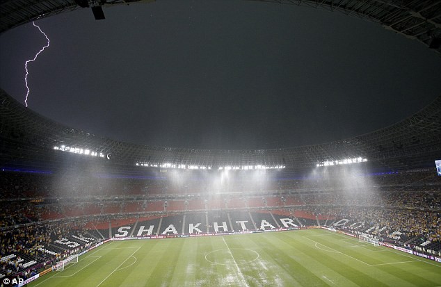 Cơn mưa lớn ở sân Donbass, Donetsk ngay trước giờ thi đấu.